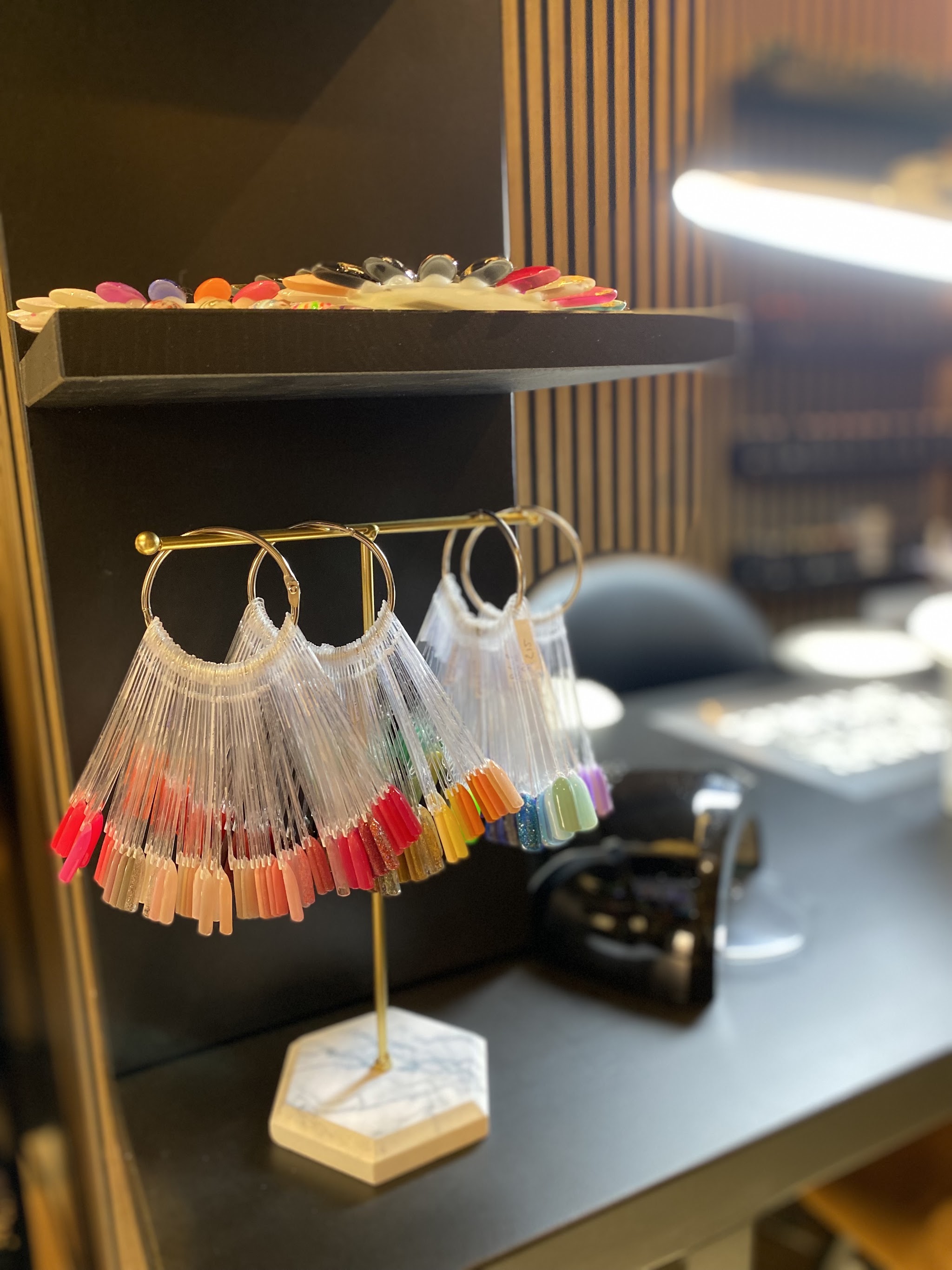 Kleurstalen en lakplank op de werktafel
