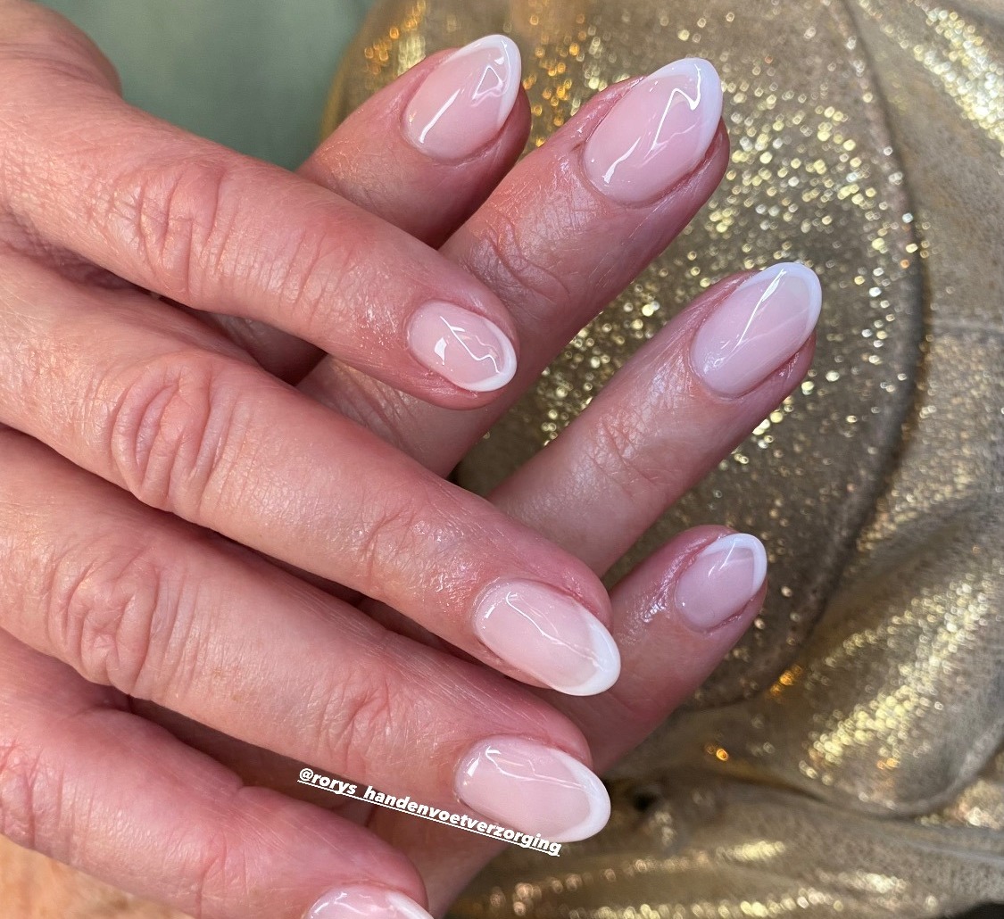 Zachtroze french nagels met glitter
