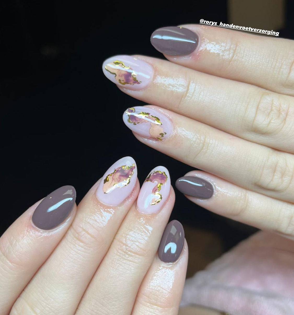 Taupe en nude nagels met goudfolie