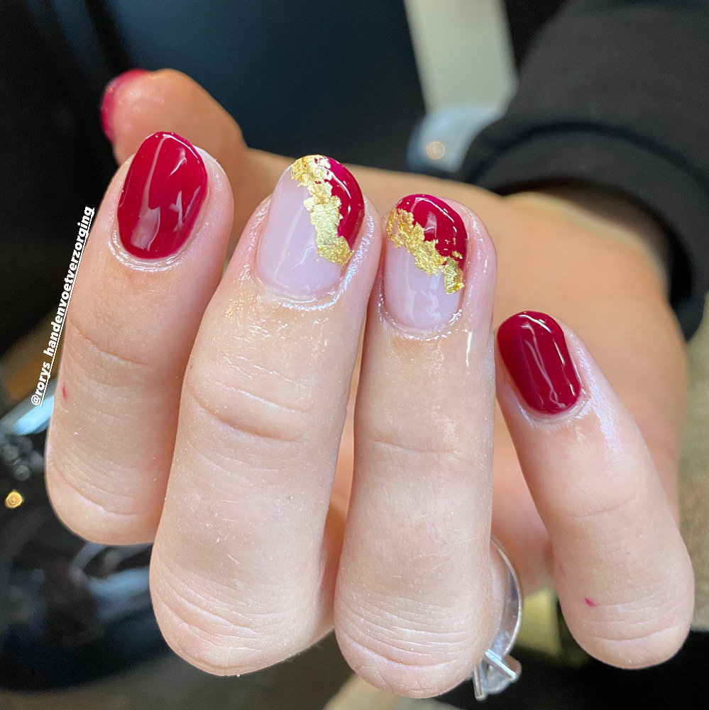 Rode nagels met gouden accent