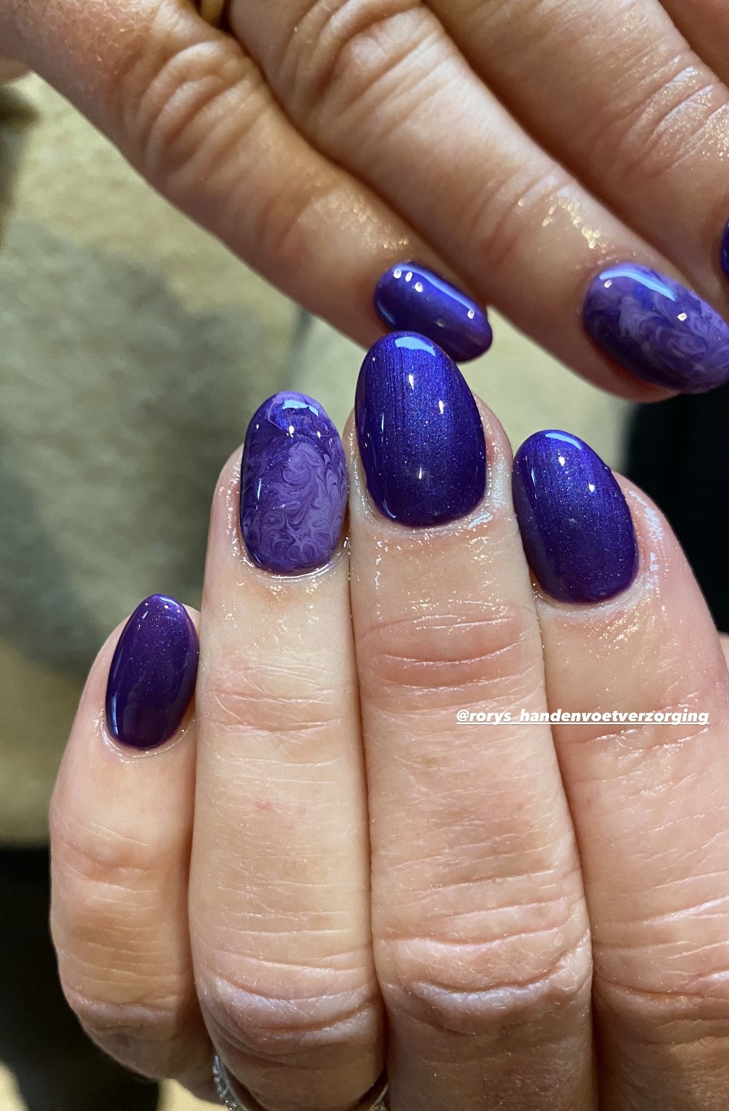 Paarse cat-eye nagels