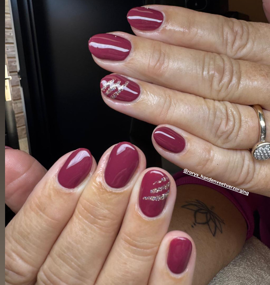Bordeauxrode nagels met zilveren accent