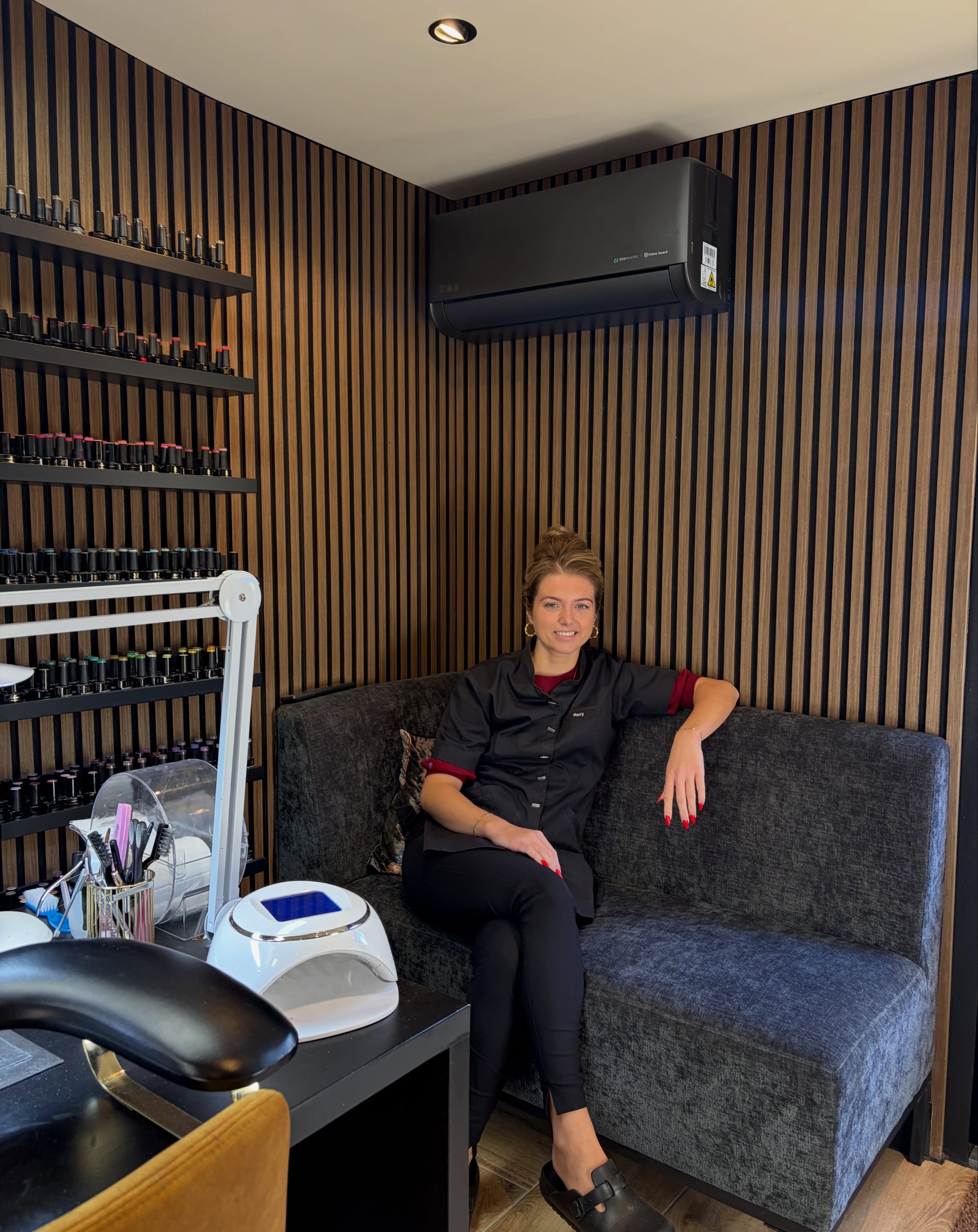 Rory op de grijze bank in haar salon