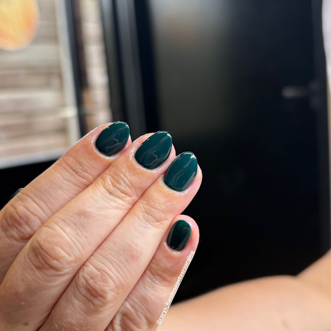 Donkergroene korte nagels