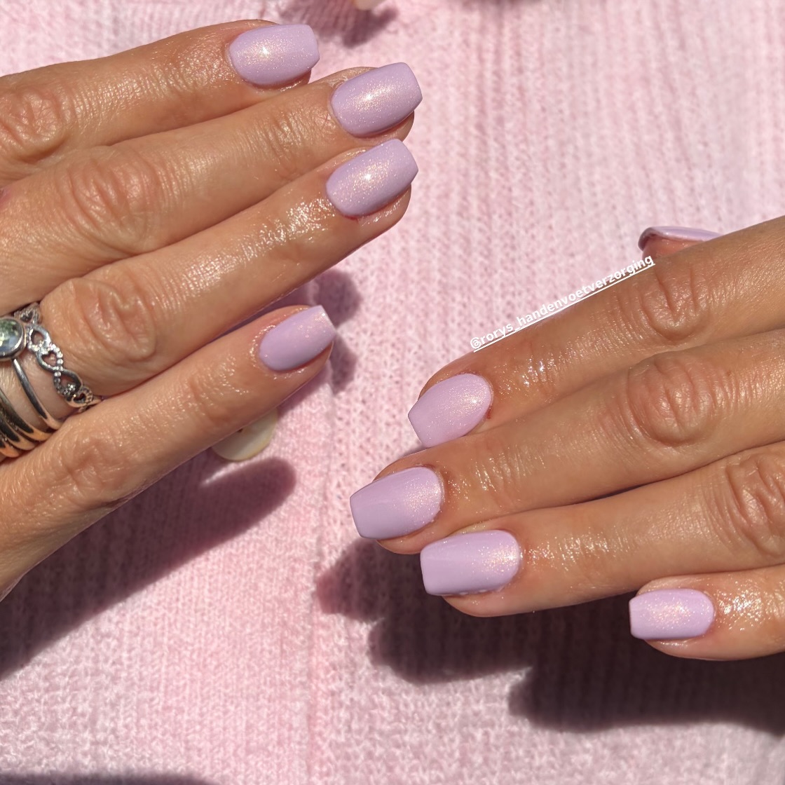 Lila shimmer nagels