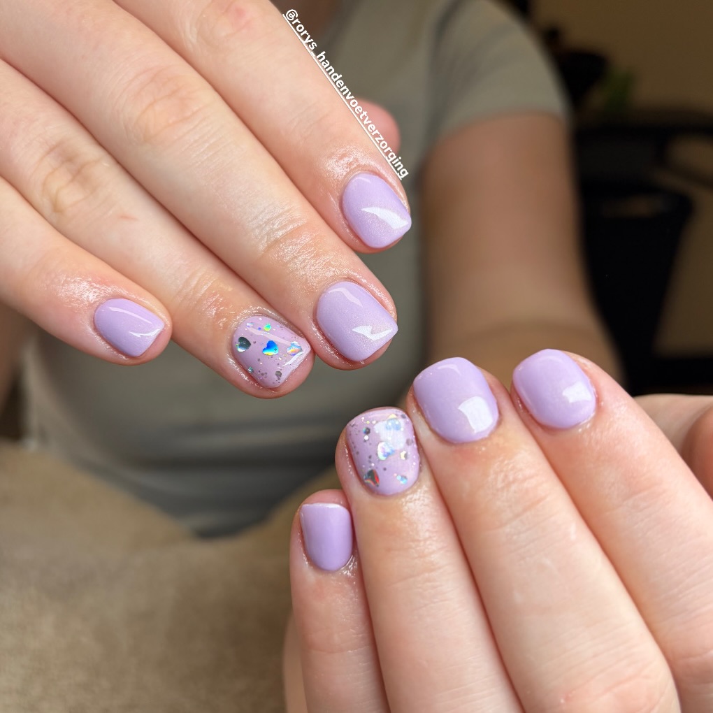 Lila nagels met roze hartjes