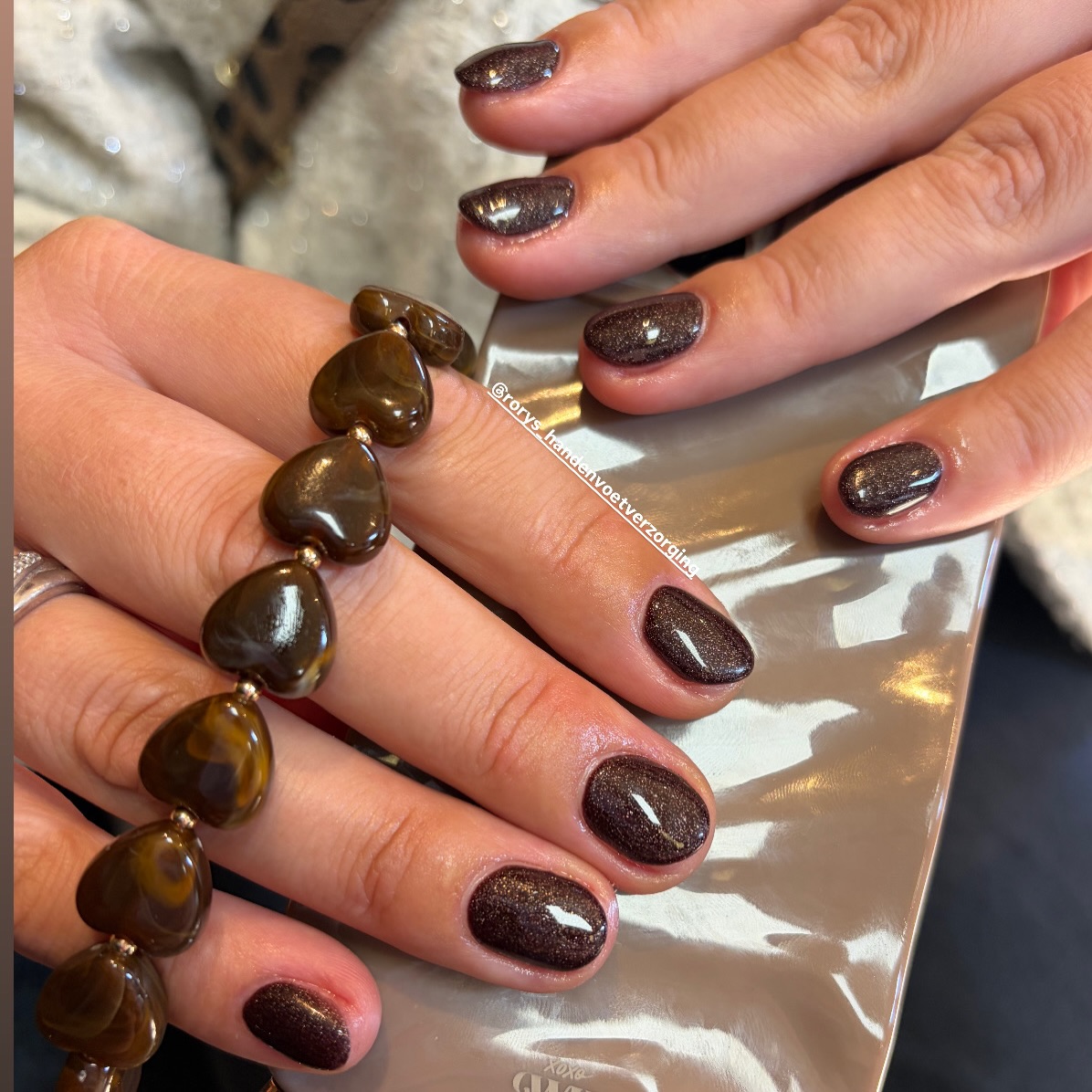 Bruine glitternagels met thermo-effect