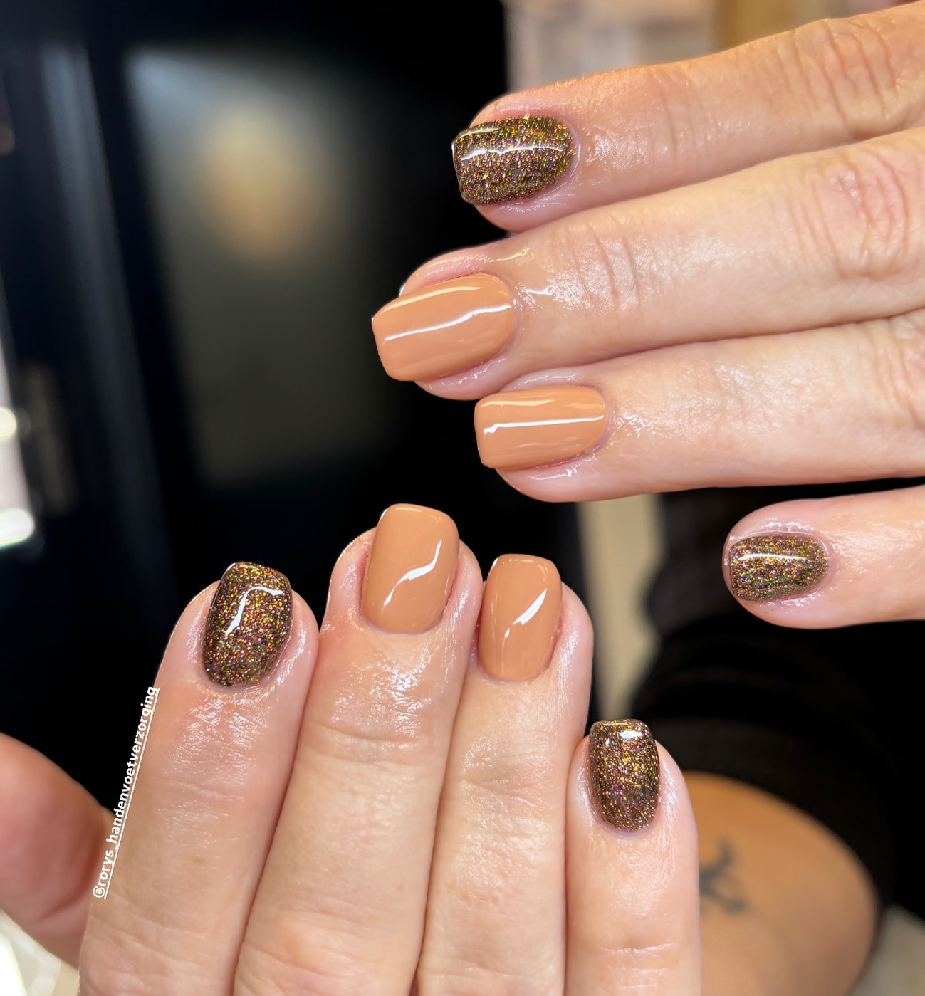 Caramel en zwarte glitternagels