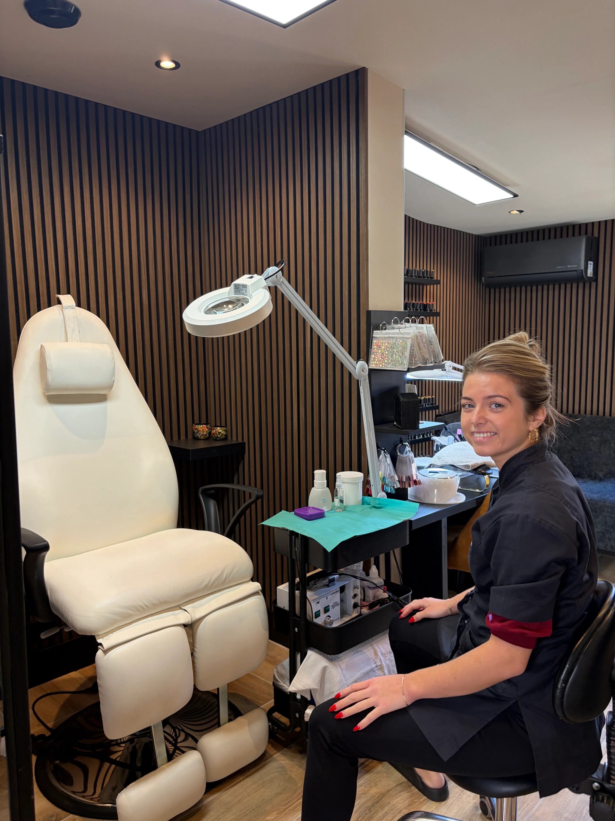 Rory naast de witte pedicurestoel in haar salon