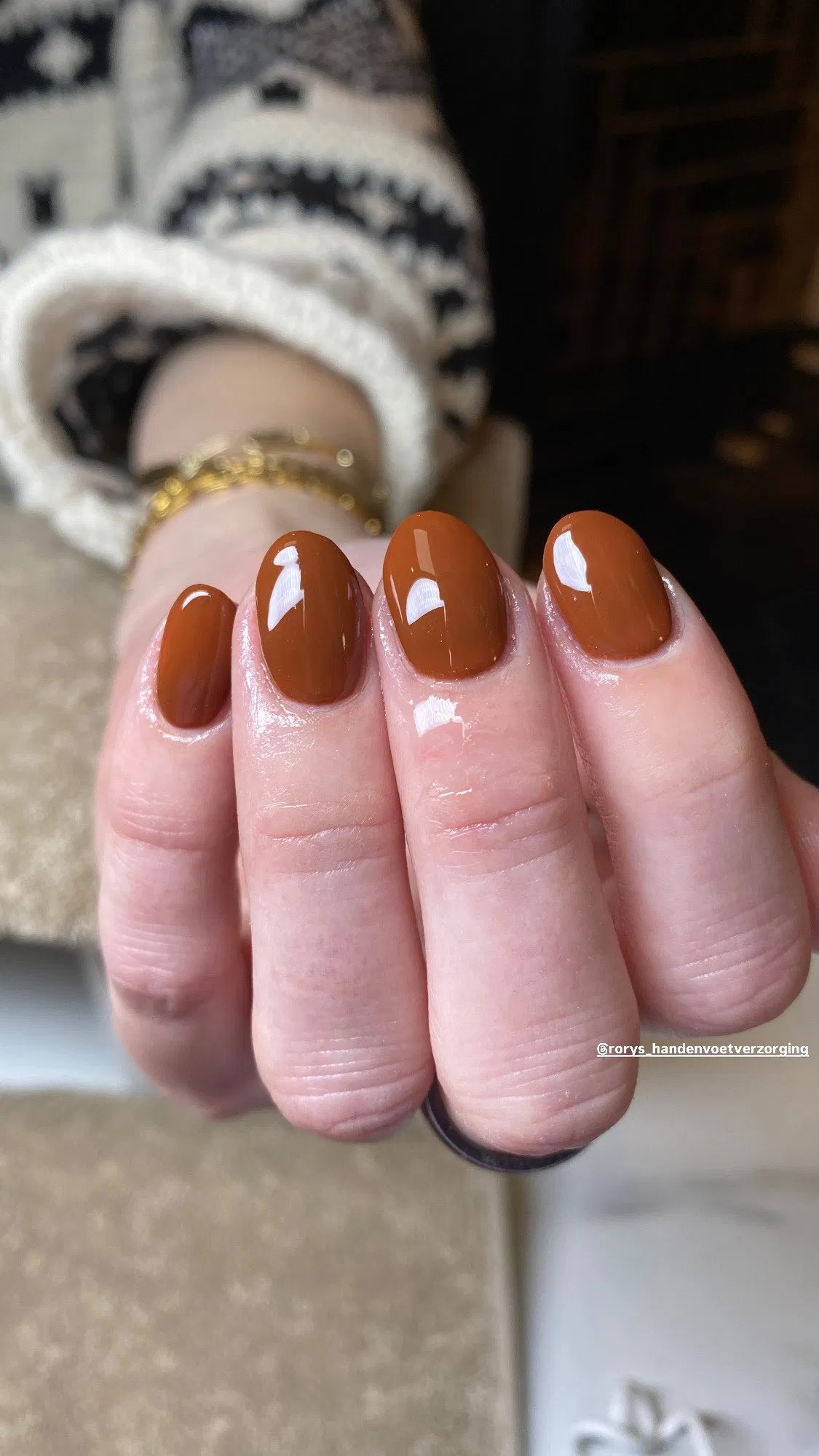 Karamelbruine nagels