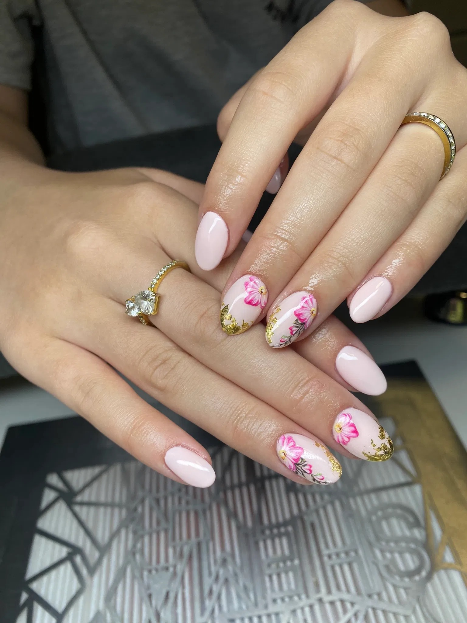 Lichtroze nagels met bloemenart