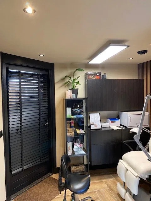 Pedicurestoel met luiken in de salon
