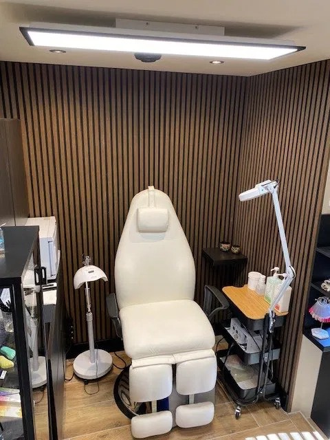 Witte pedicurestoel met loeplamp