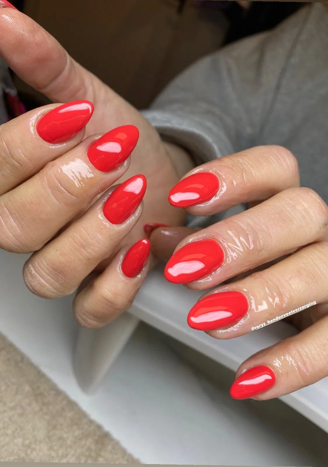 Rode amandelvormige nagels